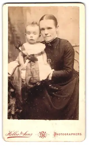 Fotografie Hellis & Sons, London, 211&213 Regent Street, Portrait Mutter mit Töchterchen im Kleid mit grosser Schleife