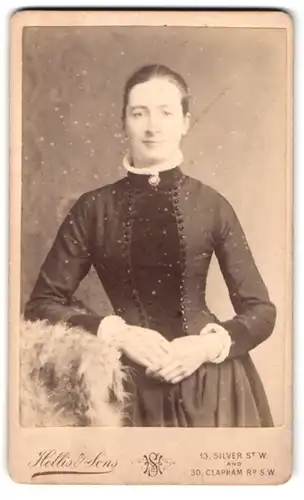 Fotografie Hellis & Sons, 13 Silver Street, Portrait lächelnde Frau in langem Kleid