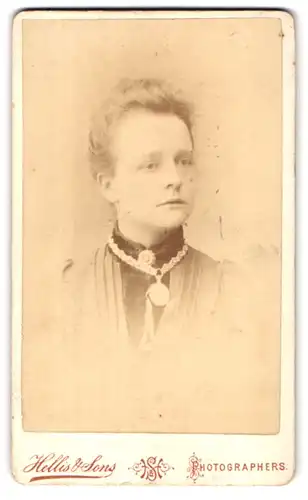 Fotografie Hellis & Sons, London, 30 Clapham Road, Portrait junge Frau mit grosser Halskette