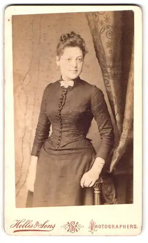 Fotografie Hellis & Sons, London, 13 Silver Street, Portrait lächelnde Frau in langem Kleid