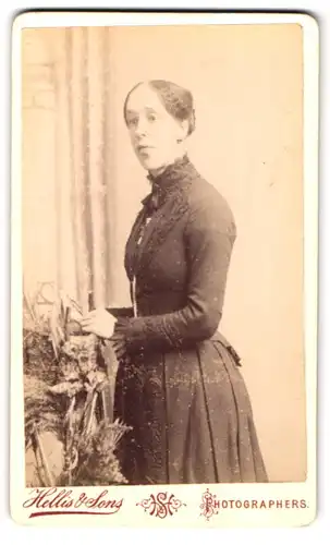 Fotografie Hellis & Sons, London, 211&213 Regent Street, Portrait Frau in schönem Kleid mit Rüschenbesatz