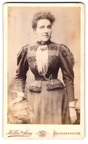 Fotografie Hellis & Sons, London, 211 Queens Road, Portrait Dame in besticktem Kleid mit Puffärmeln