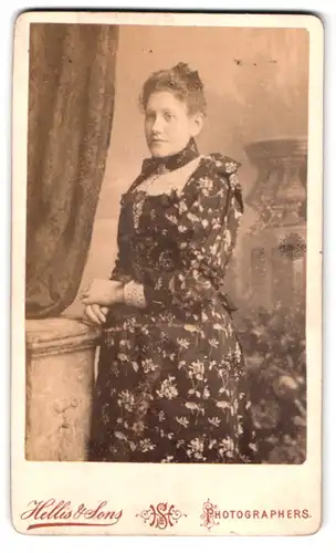 Fotografie Hellis & Sons, London, 211 Queens Road, Portrait junge Frau im Kleid mit Blumenmuster