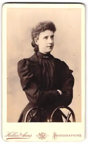 Fotografie Hellis & Sons, London, 309 Euston Road, Portrait junge Frau mit Haarknoten in schwarzem Kleid
