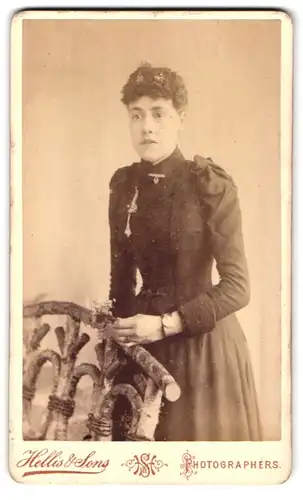 Fotografie Hellis & Sons, London, 211&213 Regent Street, Portrait Frau in langem Kleid mit Blüte in Händen