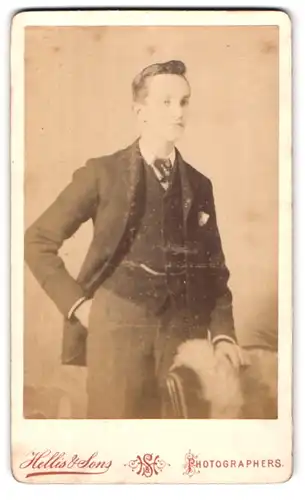 Fotografie Hellis & Sons, London, 30 Clapham Road, Portrait junger Mann im modischen Anzug