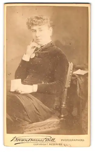 Fotografie Brown Barnes Bell, London, 220 Regent St., Portrait bildschönes Fräulein mit Amulett-Kette