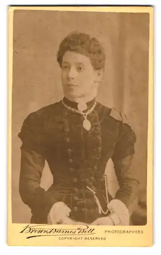 Fotografie Brown Barnes Bell, London, 220 Regent St., Portrait Portrait dunkelhaarige elegante Dame mit Amulett-Kette