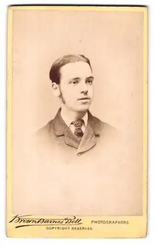 Fotografie Brown Barnes Bell, London, 220 Regent St., Portrait junger Mann in Krawatte und Jackett