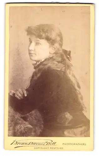 Fotografie Brown Barnes Bell, London, 220 Regent St., Portrait bildschönes Mädchen mit langem Haar