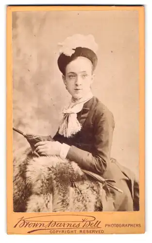 Fotografie Brown Barnes Bell, London, 220 Regent St., Portrait bildschöne junge Frau mit Hut und Halstuch