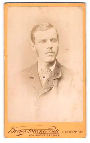 Fotografie Brown Barnes Bell, London, 220 Regent St., Portrait charmanter junger Mann im Jackett