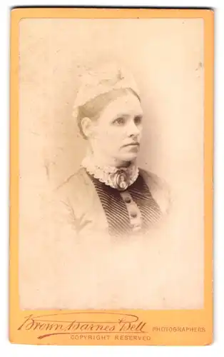 Fotografie Brown Barnes Bell, London, 220 Regent St., Portrait bildschöne Dame mit hübscher Brosche am Kleiderkragen