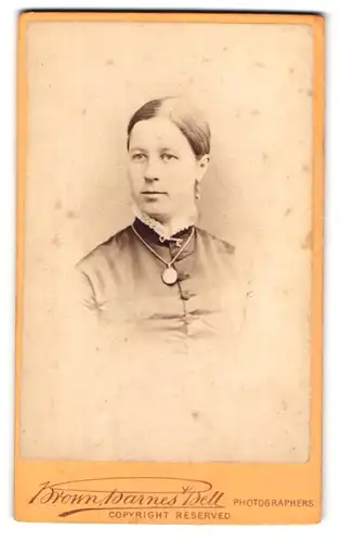Fotografie Brown Barnes Bell, London, 220 Regent St., Portrait bildschöne junge Frau mit Brosche und Halskette
