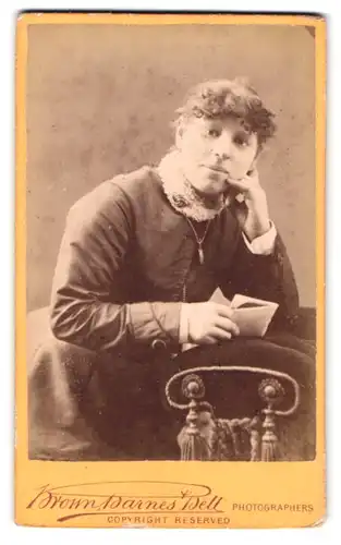 Fotografie Brown Barnes Bell, London, 220 Regent St., Portrait bezaubernde junge Dame mit Halskette und Rüschenkragen