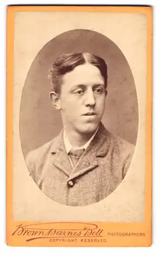 Fotografie Brown Barnes Bell, London, 220 Regent St., Portrait dunkelhaariger junger Mann im grauen Jackett