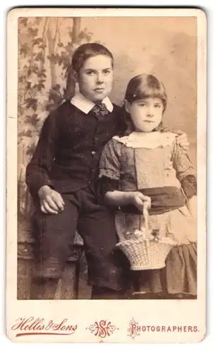 Fotografie Hellis & Sons, London, 13, Silver Street, Portrait halbwüchsiger Knabe und Mädchen in hübscher Kleidung