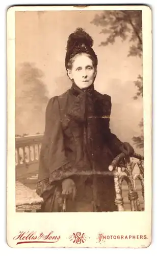 Fotografie Hellis & Sons, London, 211 & 213 Regent St., Portrait ältere Dame in zeigenössicher Kleidung