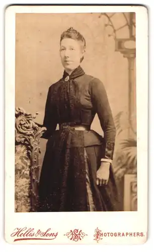 Fotografie Hellis & Sons, London, 211 & 213 Regent St., Portrait bürgerliche Dame in modischer Kleidung