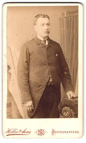 Fotografie Hellis & Sons, London, 211 & 213 Regent St., Portrait stattlicher Herr in modischer Kleidung