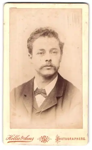 Fotografie Hellis & Sons, London, 211 & 213 Regent St., Portrait modisch gekleideter Herr mit Schnurrbart