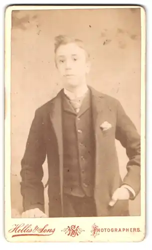 Fotografie Hellis & Sons, London, 211 & 213 Regent St., Portrait junger Mann in modischer Kleidung