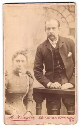 Fotografie H. J. Taylor, London, 335, Kentish Town Road, Portrait bürgerliches Paar in modischer Kleidung