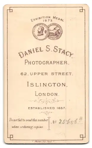 Fotografie Daniel S. Stacy, Islington, London, 62, Upper Street, Portrait kleiner Junge mit moderner Frisur