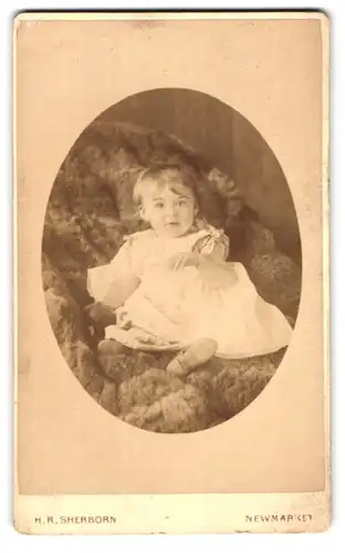 Fotografie H. R. Sherborn, Newmarket, High St., Portrait niedliches Kleinkind im weissen Kleid