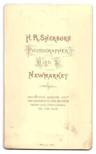 Fotografie H. R. Sherborn, Newmarket, High St., Portrait niedliches Kleinkind im weissen Kleid