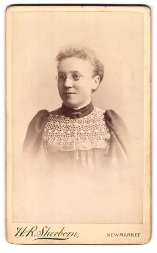 Fotografie H. R. Sherborn, Newmarket, High St., Portrait junge Dame im hübschen Kleid mit Brille