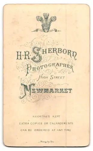 Fotografie H. R. Sherborn, Newmarket, High St., Portrait junge Dame im hübschen Kleid mit Brille