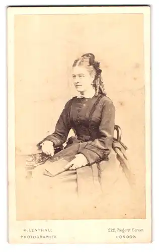 Fotografie H. Lenthall, London, 222 Regent Street, Portrait bürgerliche Dame mit Buch am Tisch sitzend