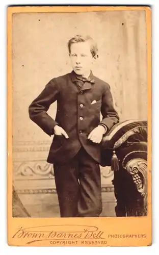 Fotografie Brown, Barnes & Bell, London, 220 & 222 Regent St., Portrait halbwüchsiger Knabe in modischer Kleidung