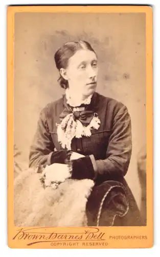 Fotografie Brown, Barnes & Bell, London, 220 & 222 Regent St., Portrait junge Dame in modischer Kleidung