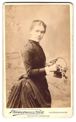 Fotografie Brown, Barnes & Bell, London, 12 Baker St., Portrait junge Dame in hübscher Kleidung mit Blumenkorb