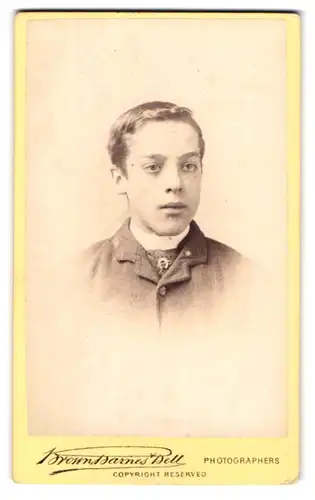 Fotografie Brown, Barnes & Bell, London, 220 & 222 Regent St., Portrait junger Mann in modischer Kleidung