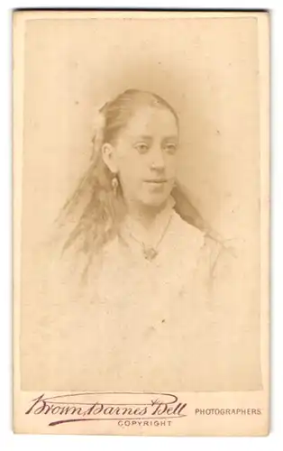 Fotografie Brown, Barnes & Bell, London, 222 Regent St., Portrait junge Dame mit langen Haaren