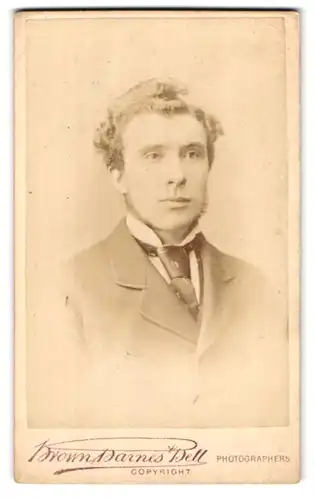 Fotografie Brown, Barnes & Bell, London, 222 Regent St., Portrait junger Herr im Anzug mit Krawatte