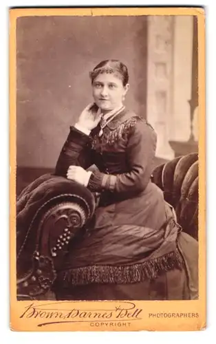 Fotografie Brown, Barnes & Bell, London, 222 Regent St., Portrait junge Dame in zeitgenössischer Kleidung