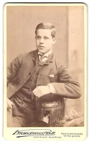 Fotografie Brown Barnes & Bell, London, 12 Baker St., Portrait junger Mann in modischer Kleidung