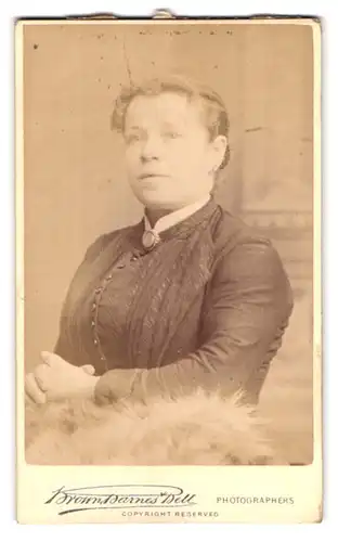 Fotografie Brown, Barnes & Bell, London, 12 Baker St., Portrait junge Dame im Kleid mit Kragenbrosche