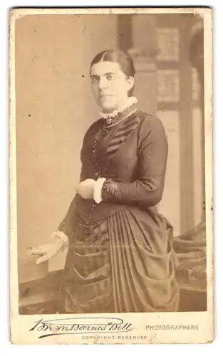 Fotografie Brown, Barnes & Bell, London, 220 & 222 Regent St., Portrait junge Dame in modischer Kleidung mit Buch