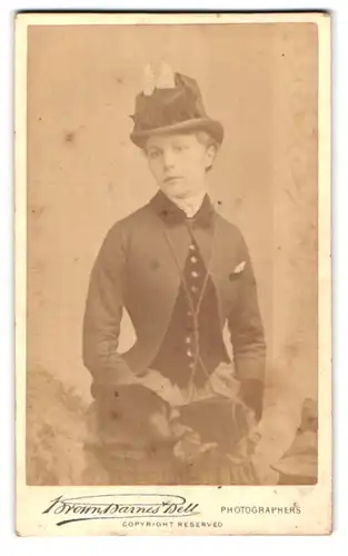Fotografie Brown, Barnes & Bell, London, 12 Baker St., Portrait junge Dame in modischer Kleidung mit Hut