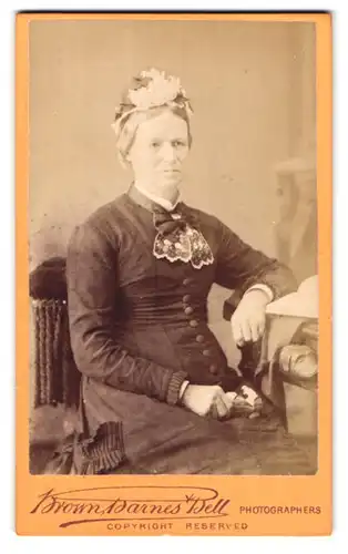 Fotografie Brown, Barnes & Bell, London, 220 & 222 Regent St., Portrait ältere Dame im Kleid mit Haube