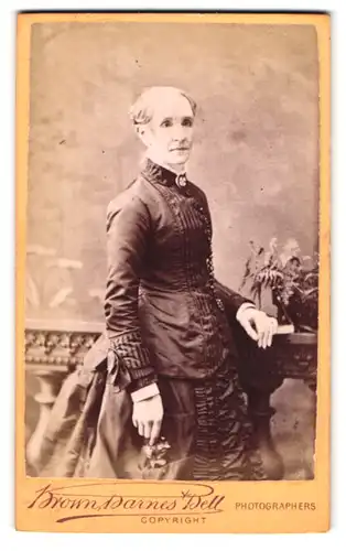 Fotografie Brown, Barnes & Bell, London, 222 Regent St., Portrait ältere Dame in festlicher Kleidung