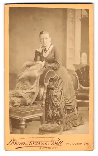 Fotografie Brown, Barnes & Bell, London, 222 Regent St., Portrait junge Dame im Festkleid an Stuhl gelehnt
