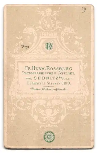 Fotografie Fr. Herm. Rossberg, Sebnitz i/S., Böhmische Strasse 318 Q., Portrait lächelnde Frau im schwarzem Kleid