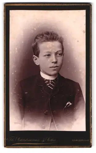 Fotografie Th. Schuhmann & Sohn, Karlsruhe, Amalienstrasse 57, Portrait Knabe im dunklen Jacket mit Krawatte