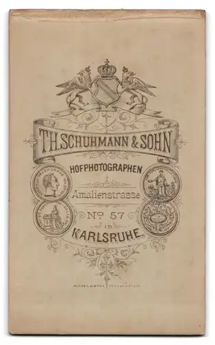 Fotografie Th. Schuhmann & Sohn, Karlsruhe, Amalienstrasse 57, Portrait Knabe im dunklen Jacket mit Krawatte